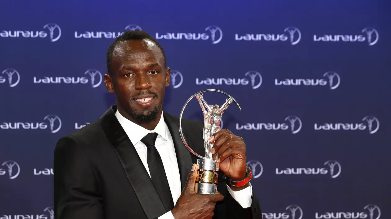 Usain Bolt prezintă jurnaliștilor premiul câștigat pe 14 februarie 2017, la Gala Laureus. (FOTO: EPA)