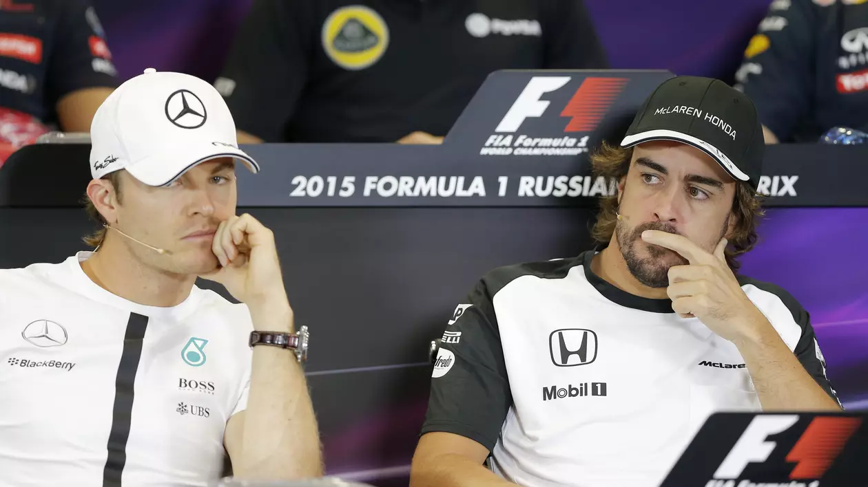 Nico Rosberg (stânga) și Lewis Hamilton, în timpul unei conferințe de presă. (FOTO: EPA)