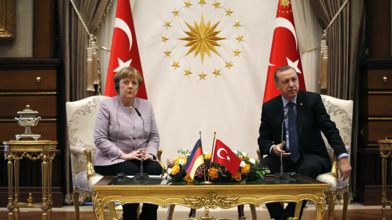 Angela Merkel i-a cerut lui Erdogan să respecte libertatea presei
