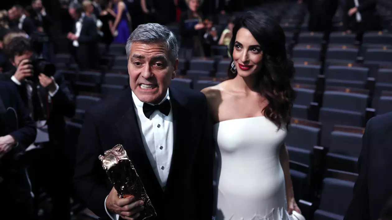Amal Clooney și-a etalat pentru prima oară burtica de gravidă. Soții Clooney, pe covorul roșu de la Paris | FOTO