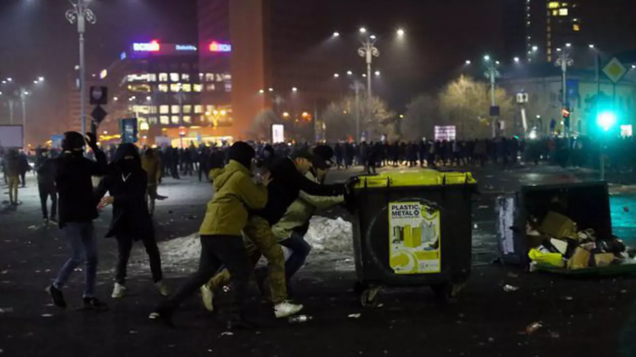 Încă 11 huligani care s-au bătut cu jandarmii au fost ”tradați” de imaginile filmate la miting