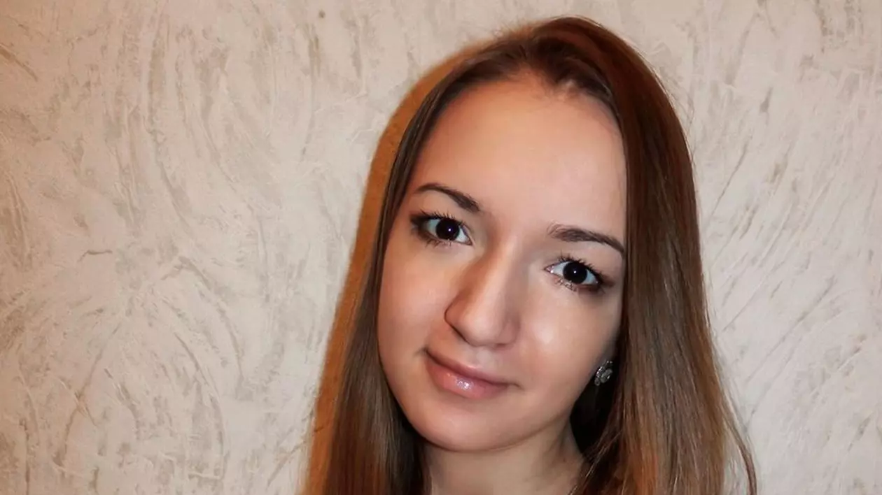O tânără din Rusia este plătită să... încălzească paturi