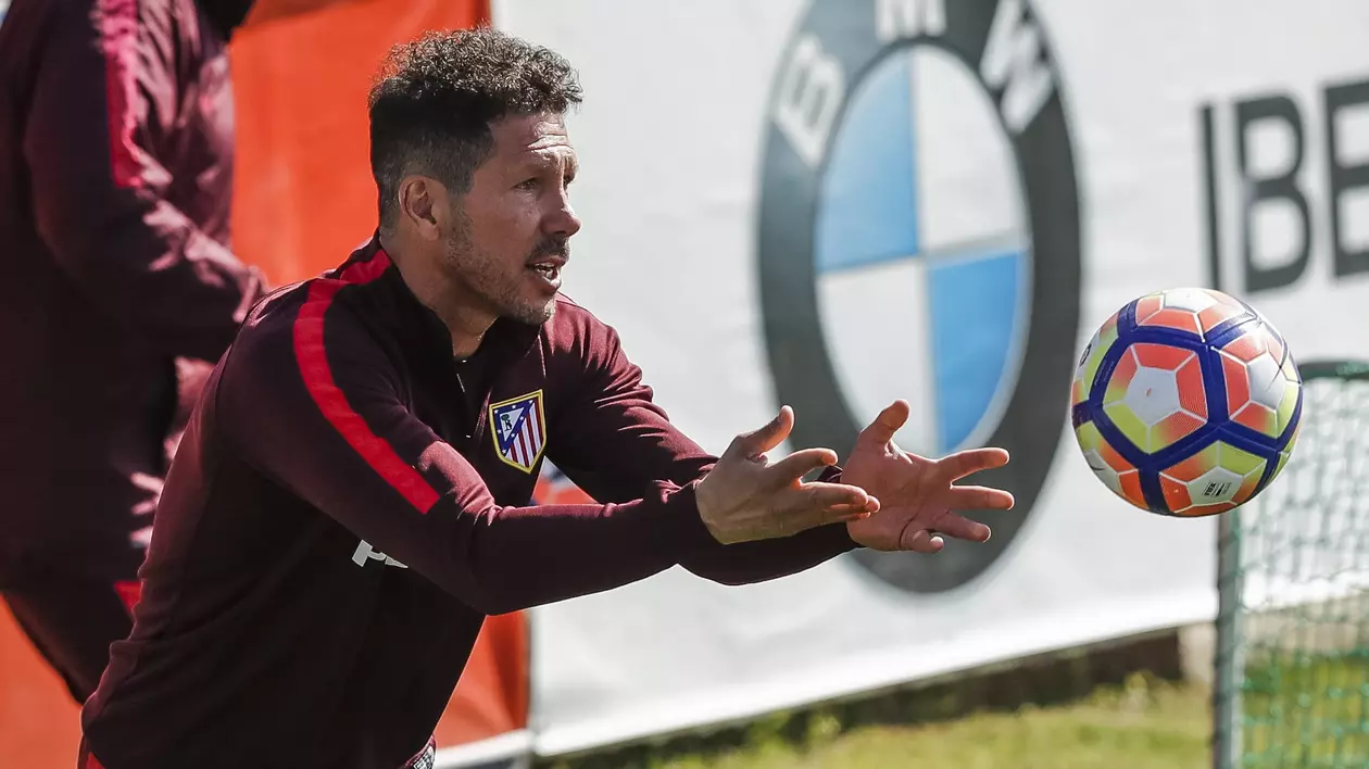 Diego Simeone, aruncând mingea către un fotbalist al lui Atletico Madrid, în timpul unui antrenament. (FOTO: EPA)