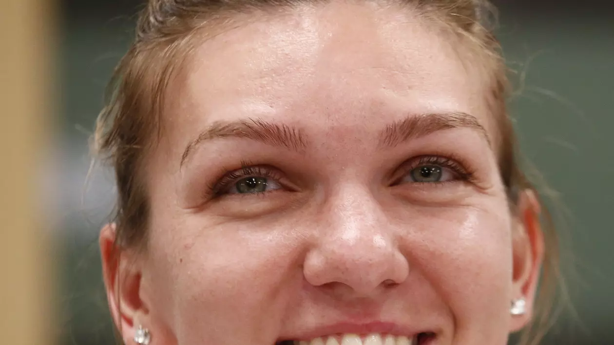 Simona Halep zâmbește în timpul unei discuții cu jurnaliștii prezenți la Indian Wells. (FOTO: EPA)