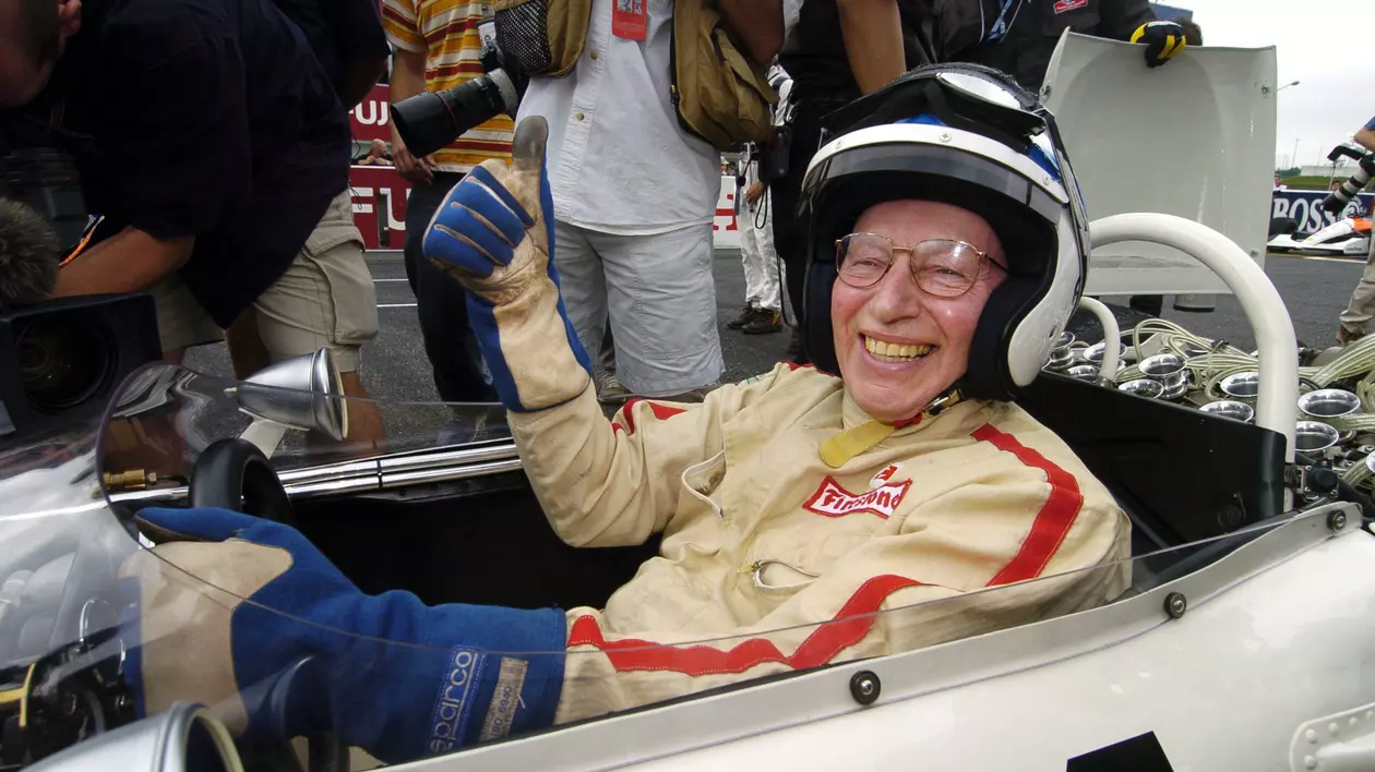 A murit pilotul John Surtees. Acesta a încetat din viață vineri, la vârsta de 83 de ani.