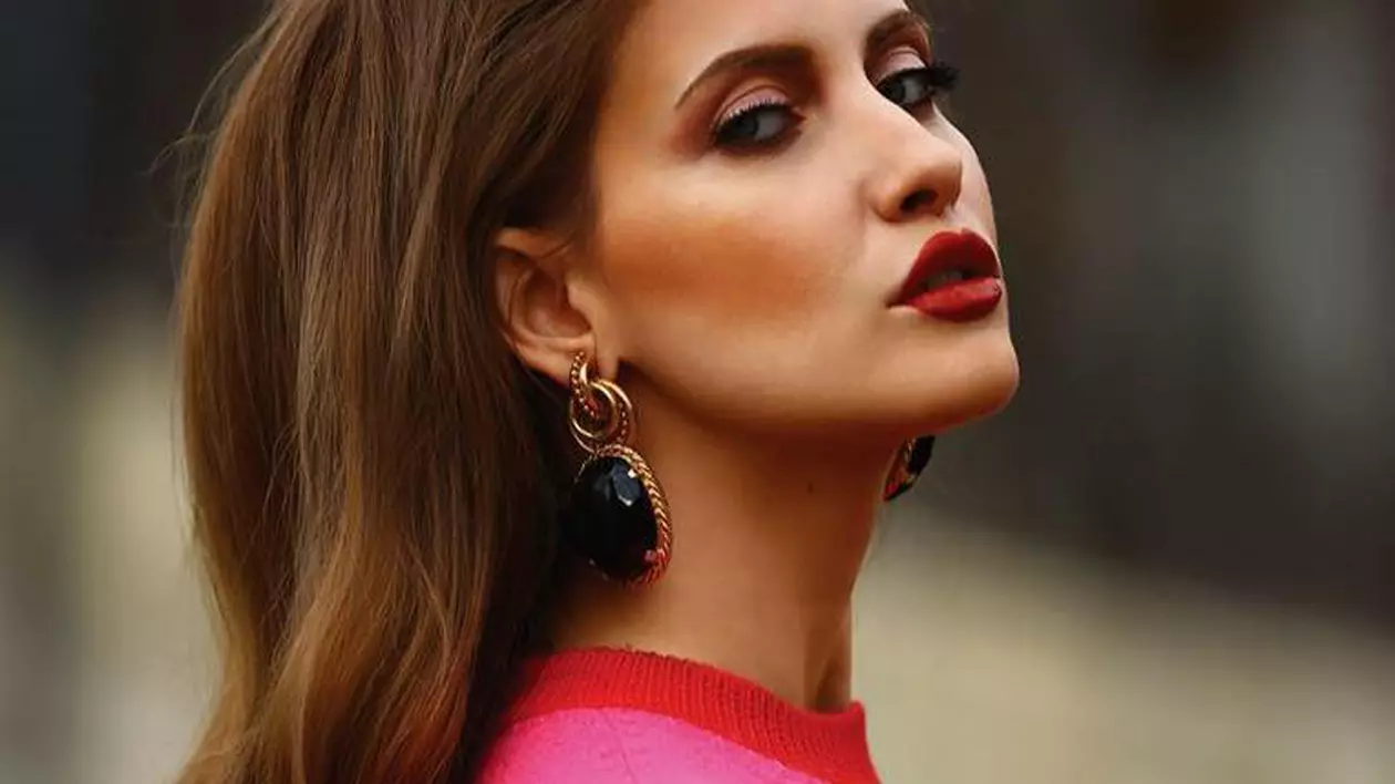 Iulia Albu o face praf pe Lora