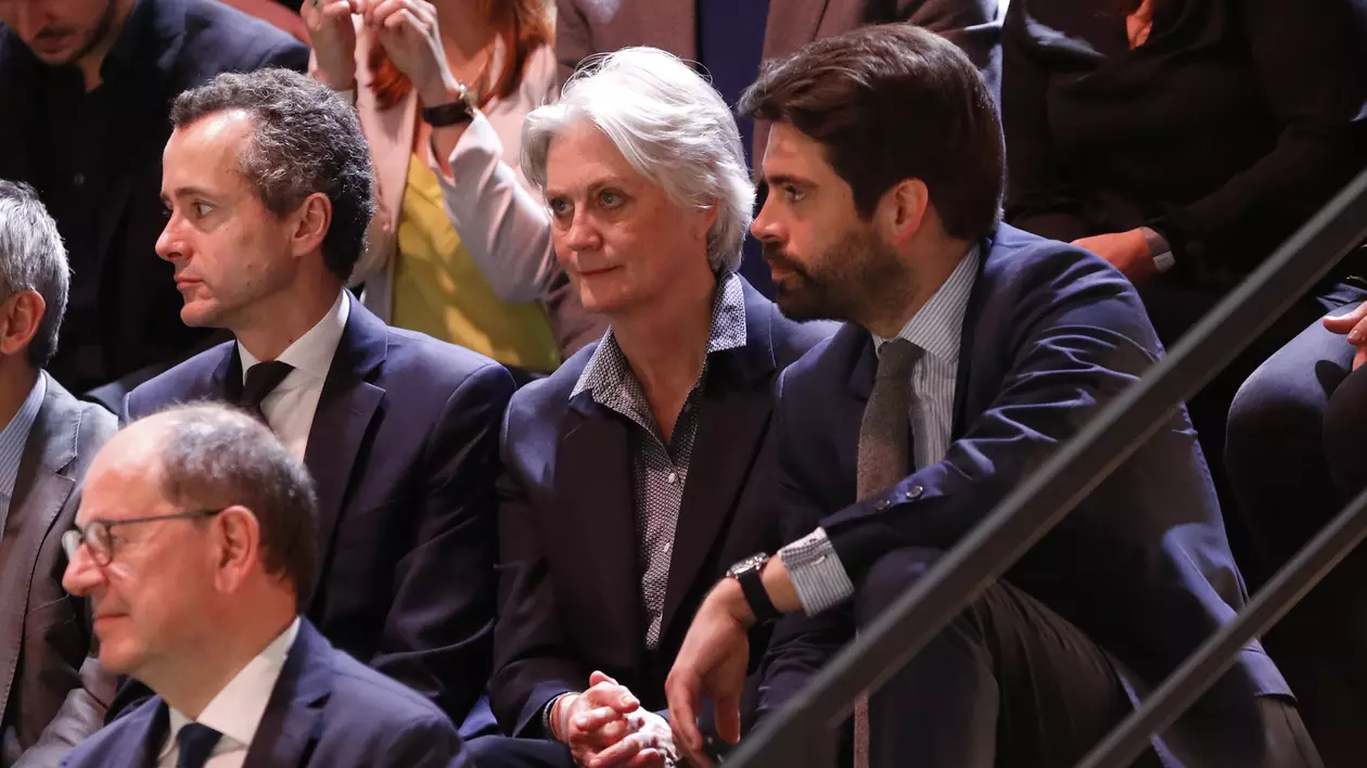 Soția lui Francois Fillon, inculpată în dosarul soțului ei - Penelope Fillon se află în public la o dezbatere televizată la care participa soțul său