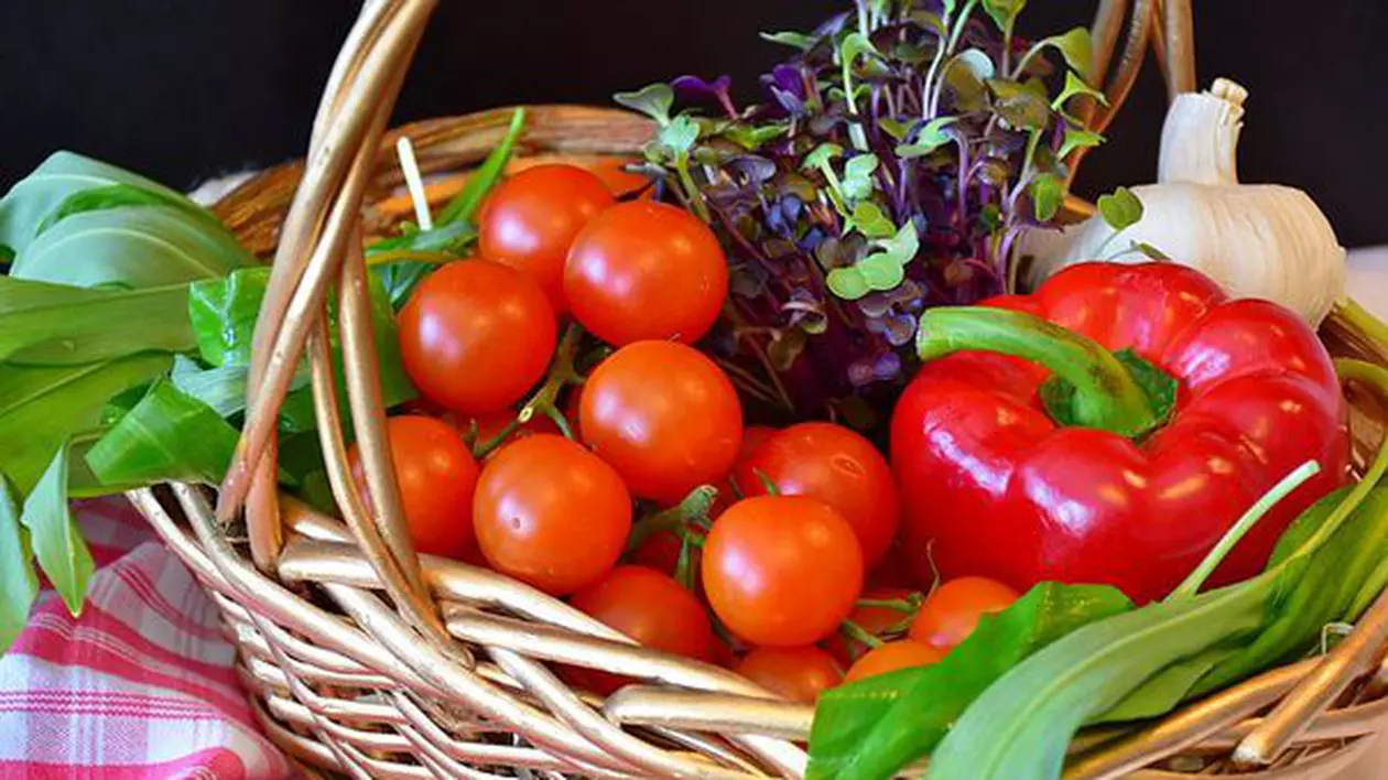 Noi scumpiri la alimente! Au crescut prețurile la lapte și unt, vor costa mai mult legumele și carnea. Avertismentul sindicatelor din industria alimentară
