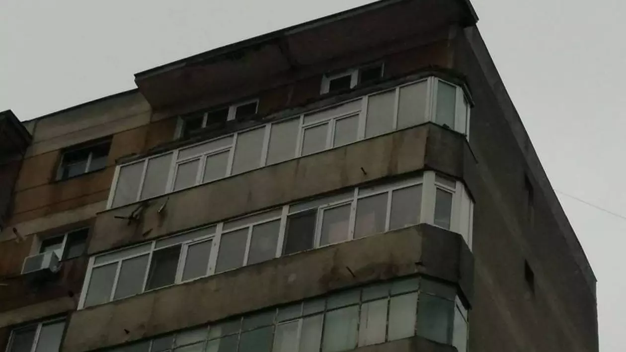 Balcon prăbușit de la etajul 10, într-un bloc din Berceni