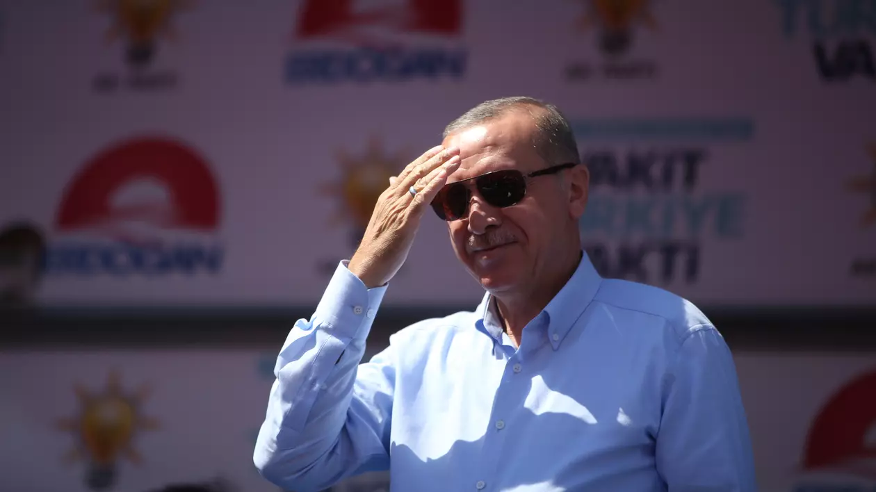 Preşedintele turc Recep Tayyip Erdogan a depus jurământul. Erdogan, cu o cămașă albă și ochelari de soare, își ține mâna dreapta la ochi, din cauza luminii puternice