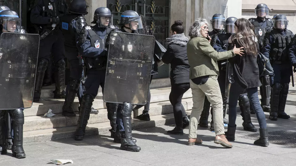 Protest în Franța față de Macron și Le Pen. Incidente violente între polițiști și liceeni francezi