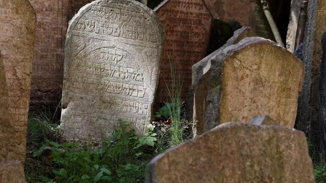 Morminte digitale în Slovenia. O firmă a creat pietre funerare care afişează informații despre  persoanele decedate