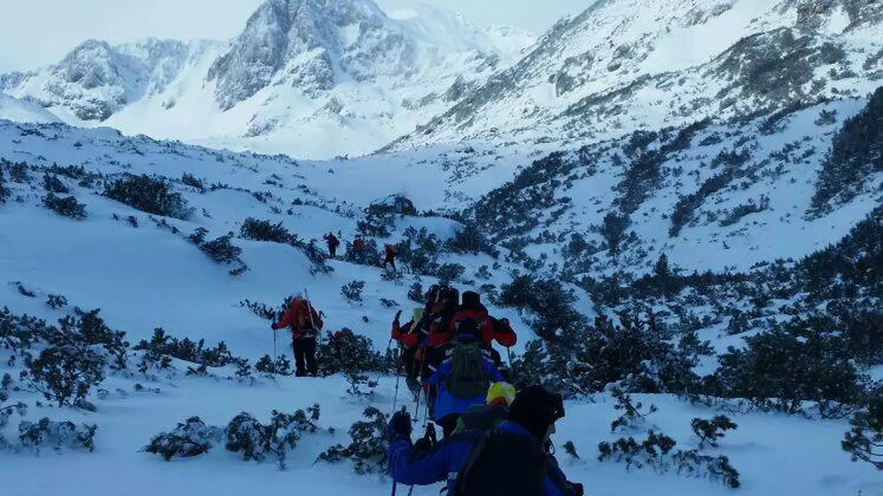 UPDATE: Dosar penal după avalanșa din Retezat. Trupurile copiilor au fost coborâte de pe munte