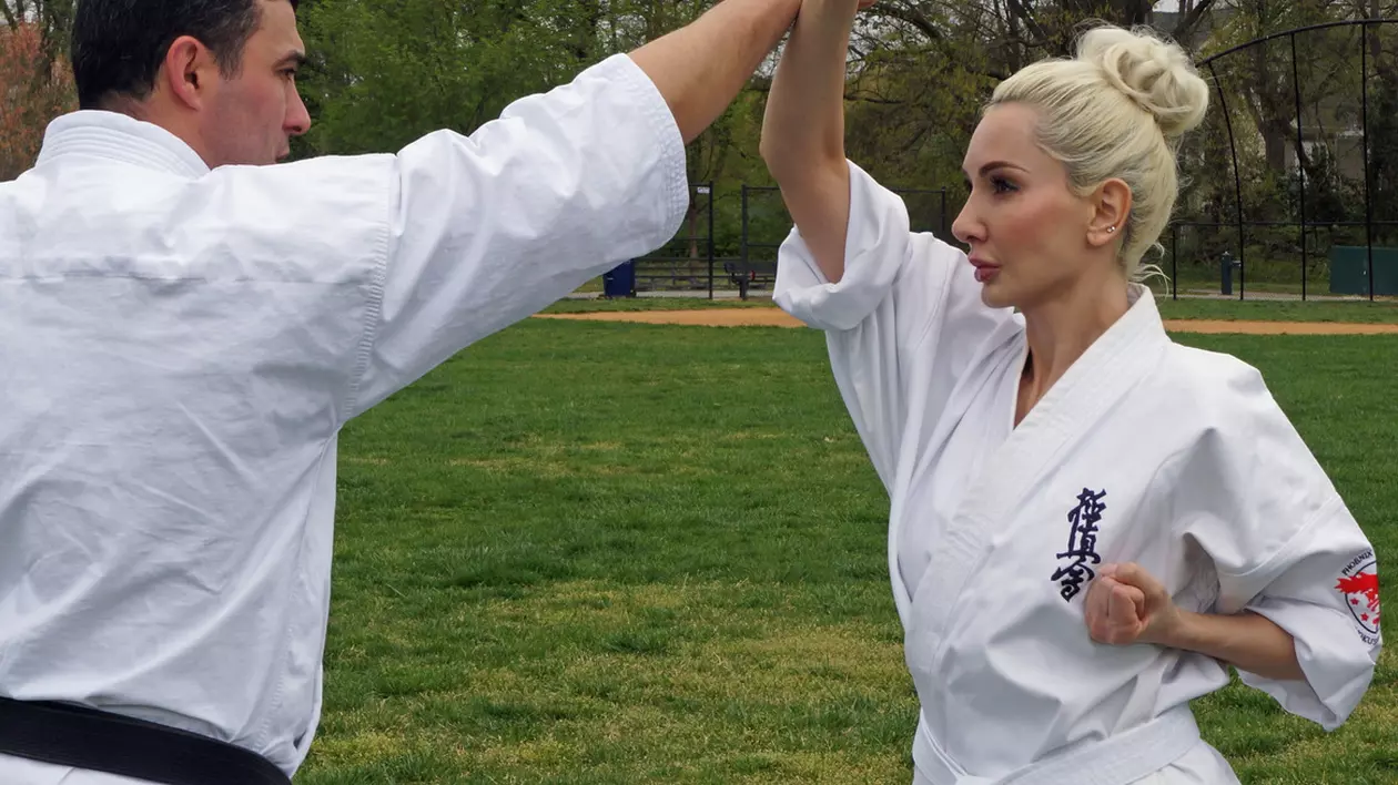 Un multiplu campion la karate și scriitoarea Ioana Lee Nitobe promovează sportul românesc în Statele Unite ale Americii.