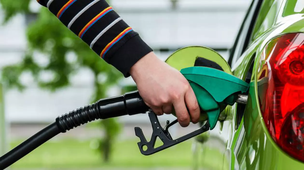 Plinul de benzină costă mai mult cu 32 de lei față de luna august, după ce prețul petrolului a atins 70 de dolari pe baril, iar Guvernul a reintrodus acciza suplimentară de 7 eurocenți pe litru. La motorină scumpirea este de 38 de lei. Benzinărie