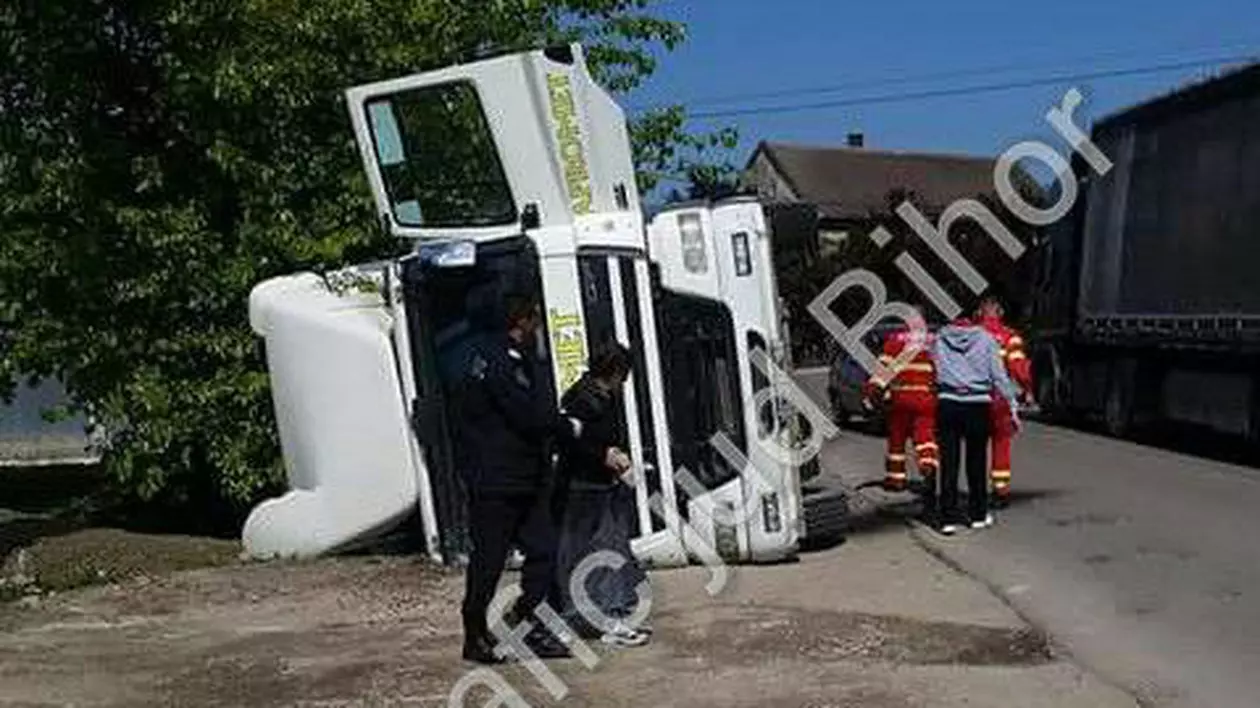 Camion răsturnat peste trecători în Salonta, județul Bihor