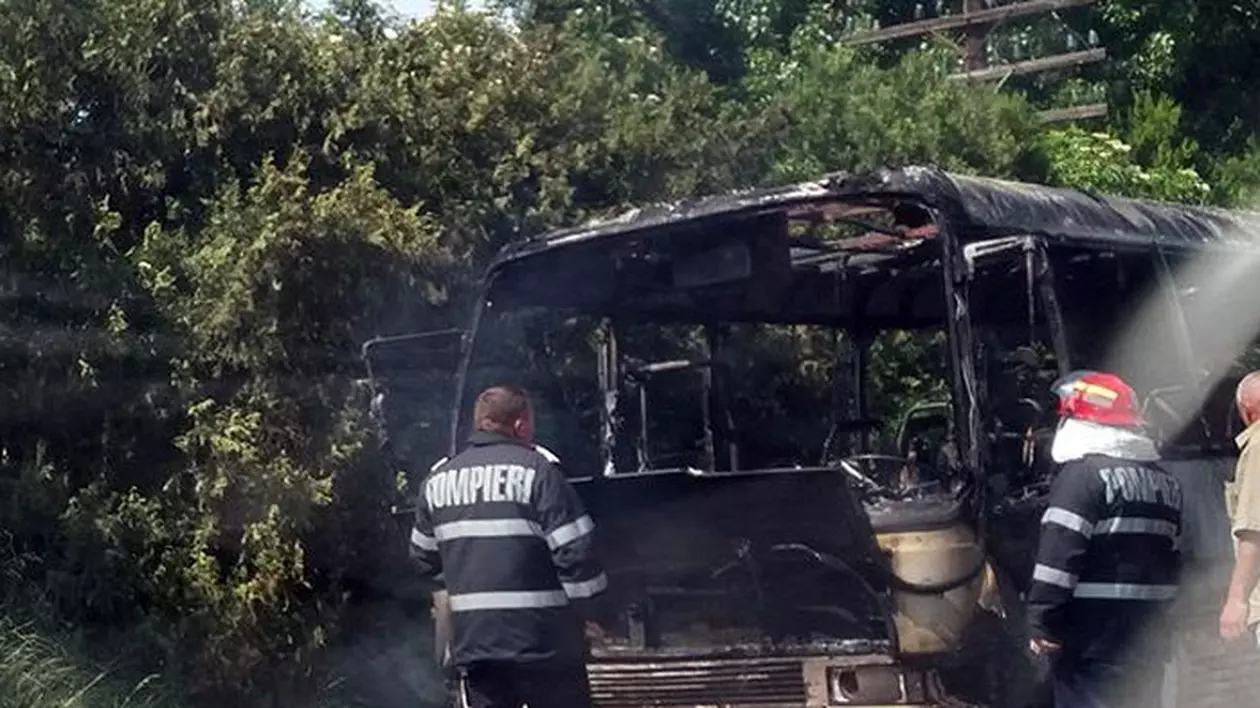 Un autobuz cu 17 pasageri la bord a luat foc în mers in judetul Bihor