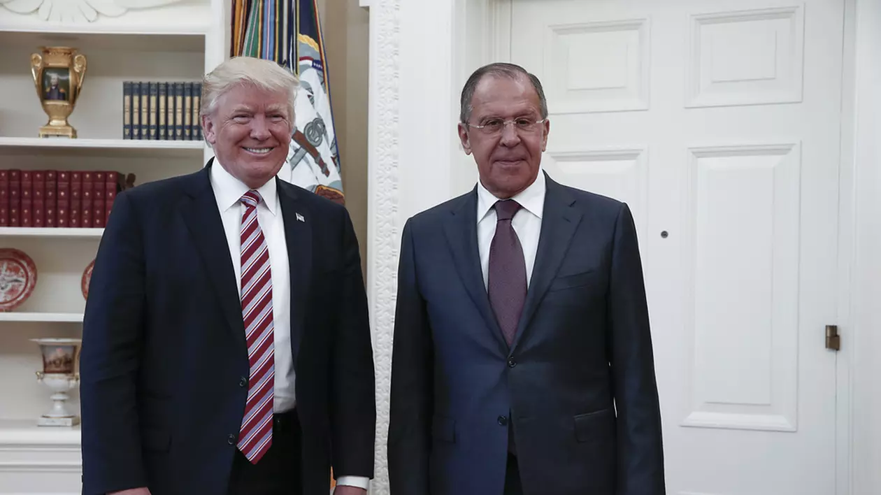 Un nou scandal la Casa Albă | Ruşii au publicat fotografii de la întâlnirea Trump-Lavrov, spre nemulțumirea președinției americane