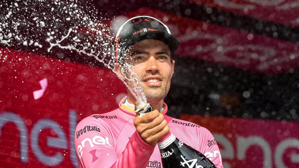 epa05987075 Dutch Tom Dumoulin, împroșcând cu șampanie la sfârșitul unei victorii de etapă în Turul Italiei. (FOTO: EPA)