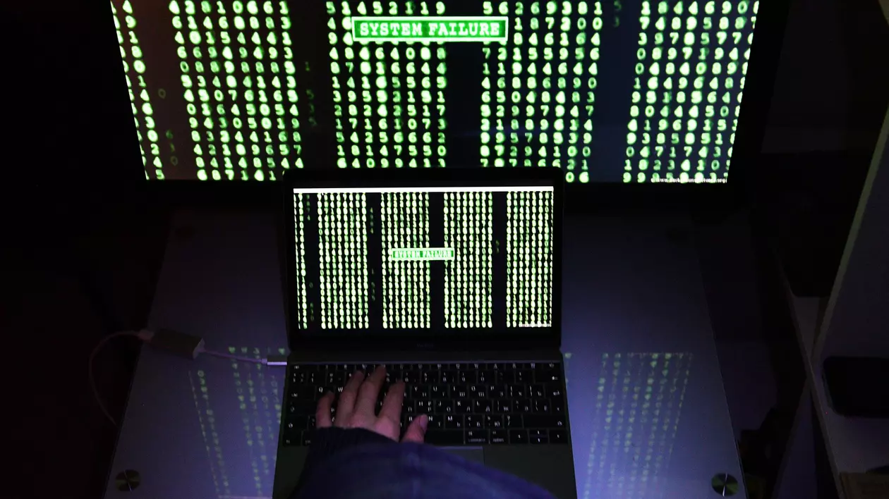Un număr de 60 de jocuri cu reclame porno au fost descoperite în Google Play Store, magazinul online pentru Android. Acestea foloseau un malware numit AdultSwine. Calculatoare cu ecrane si cifre