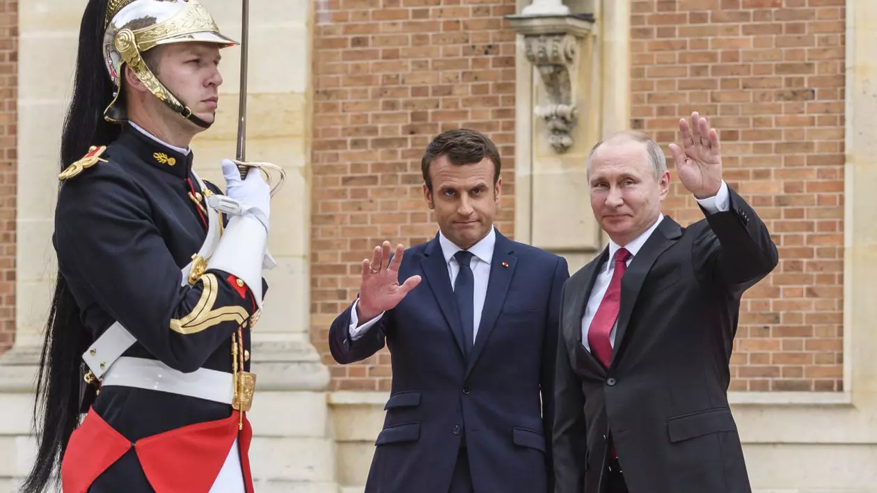Macron l-a primit pe Putin la Versailles