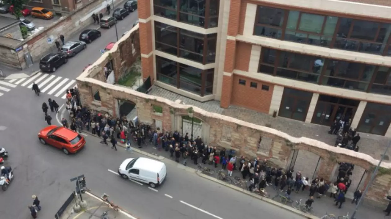 Se întâmplă în Milano: Oamenii stau la coadă să... divorțeze