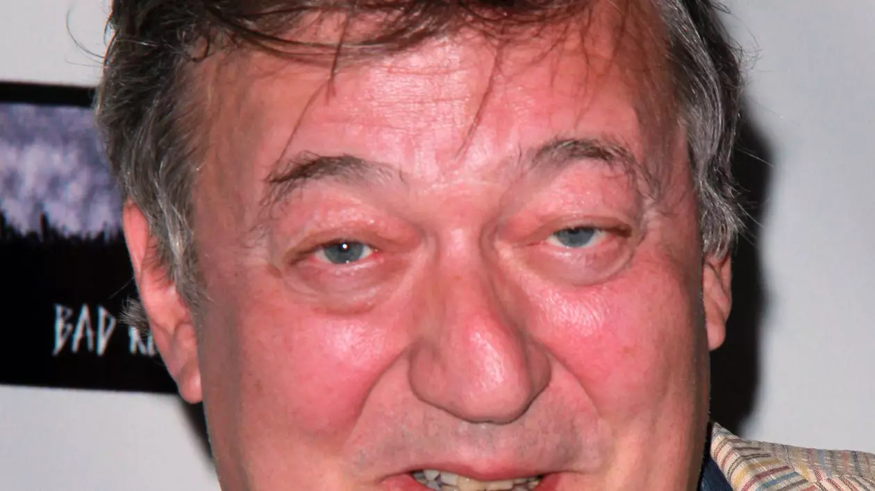 Actorul Stephen Fry este anchetat de poliţia irlandeză pentru că a spus despre Dumnezeu că este un ”prost maniac”