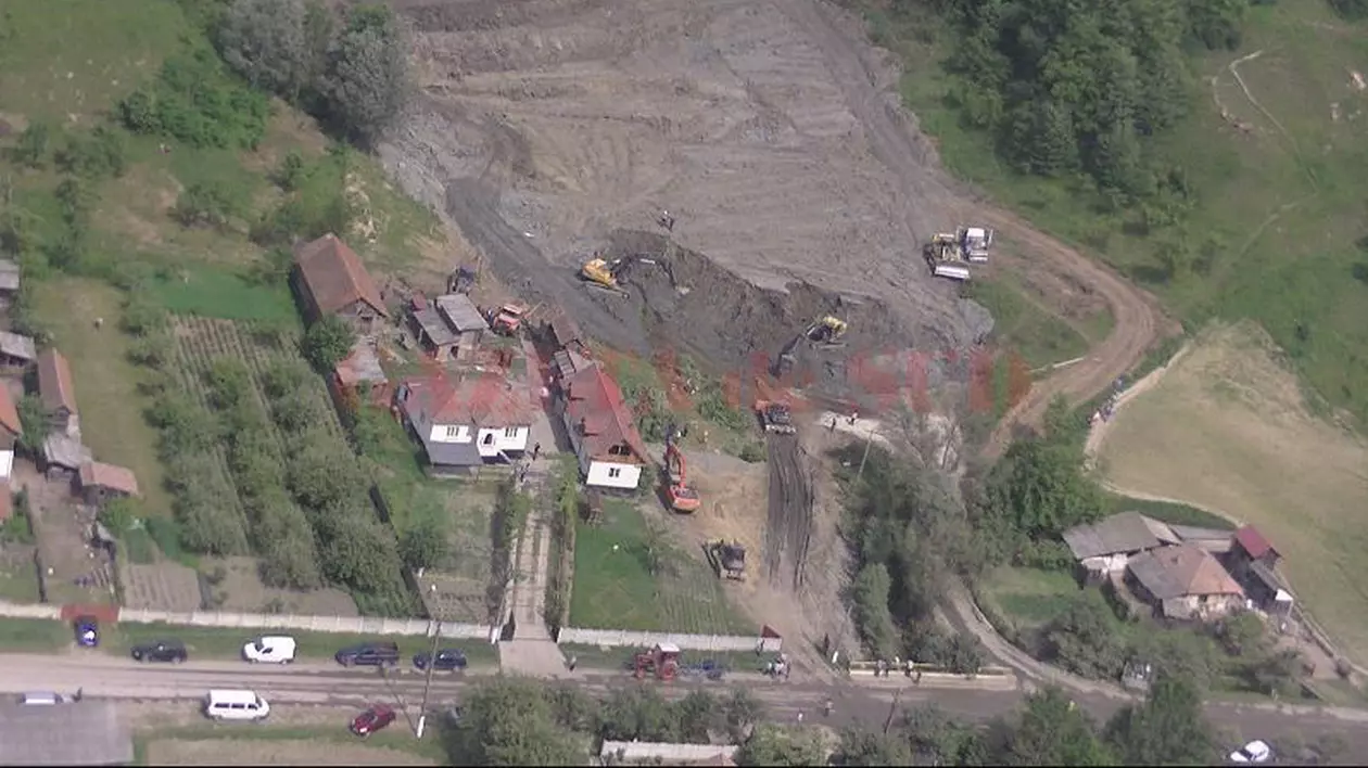 familii, evacuate din cauza alunecării de teren din Alunu