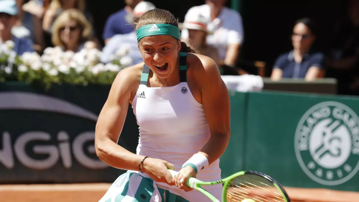 Jelena Ostapenko lovește mingea în timpul finalei Roland Garros 2017, câștigate în fața Simonei Halep. (FOTO: HEPTA)