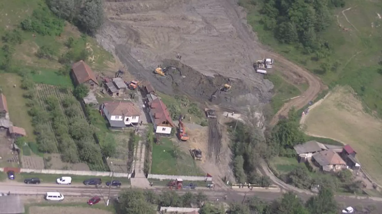 Familii evacuate din cauza alunecării de teren din Alunu