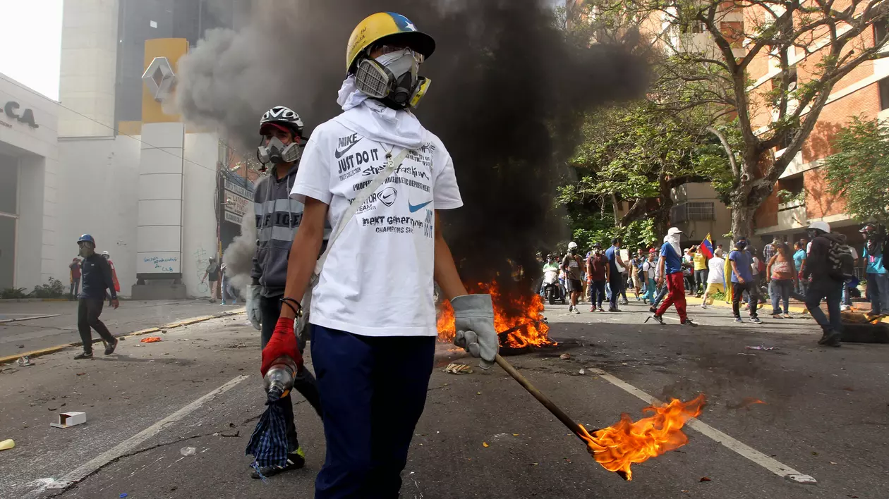 Venezuela interzice protestele înaintea alegerilor controversate de duminică, în timp ce greva generală continuă