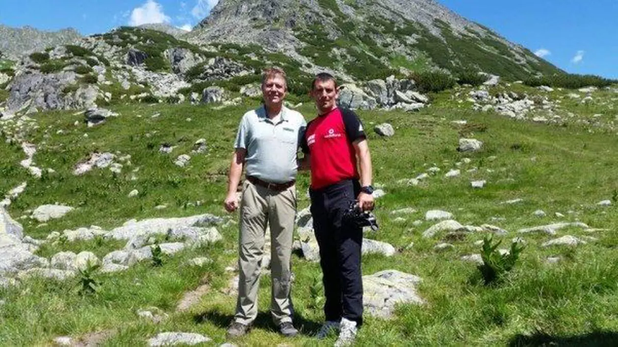 Klaus Iohannis, în excursie în Munții Retezat. Președintele și soția sa au admirat frumusețea Lacului Bucura