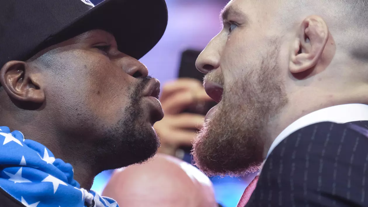 Floyd Mayweather (stânga) și Conor McGregor, ca doi cocoși pe scena conferinței de presă. (FOTO: Northfoto)