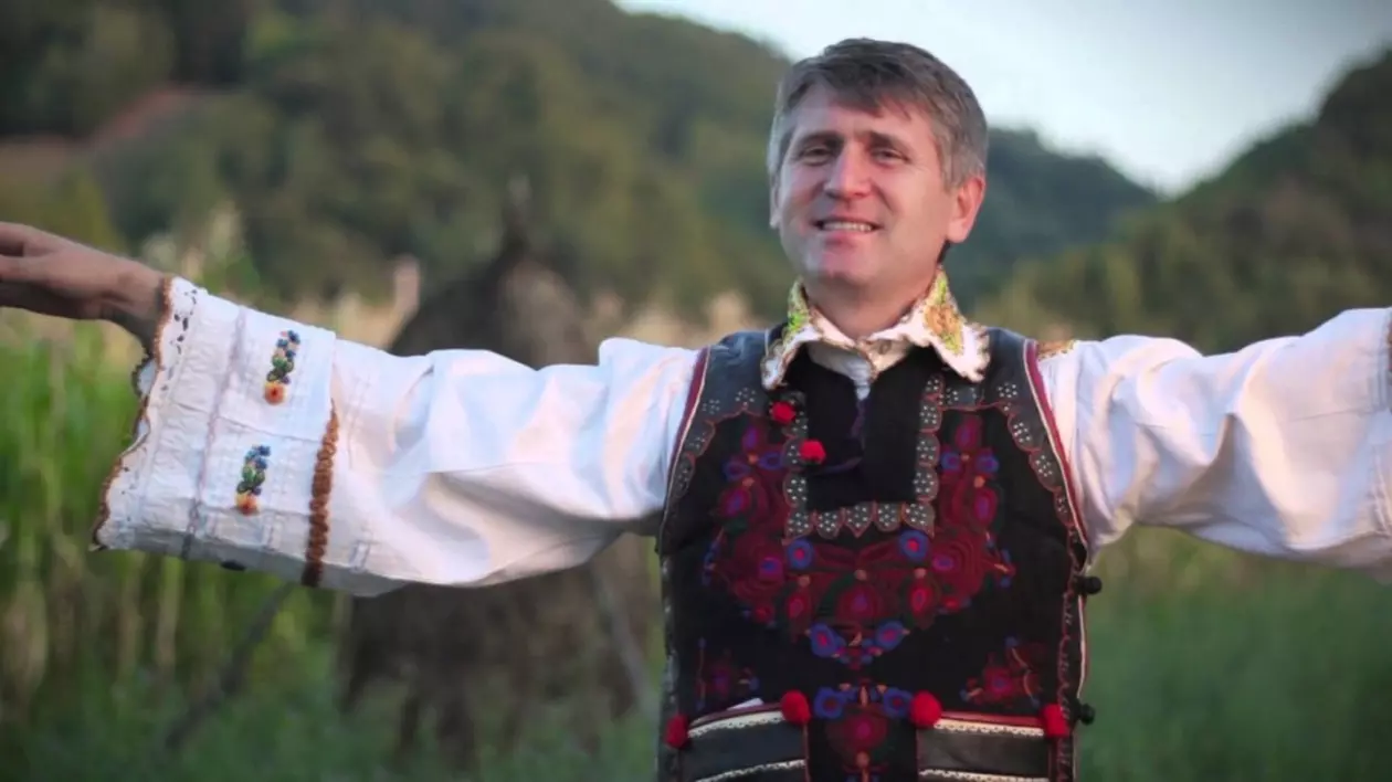 Preotul Cristian Pomohaci a fost primit cu aplauze la Sibiu. Preotul acuzat de racolare minori a cântat muzică populară