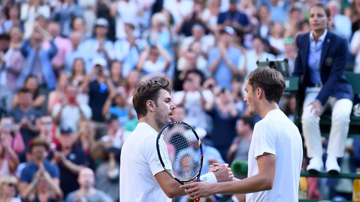 Stan Wawrinka (stânga) l-a felicitat pe Daniil Medvedev, cel care l-a învins în primul tur la Wimbledon. (FOTO: EPA