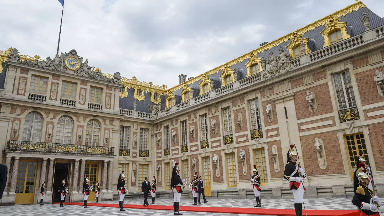 Palatul Versailles se redeschide de sâmbătă pentru public. “Am spălat geamurile, am şters de praf candelabrele şi torţele. Condiţiile sunt excelente”