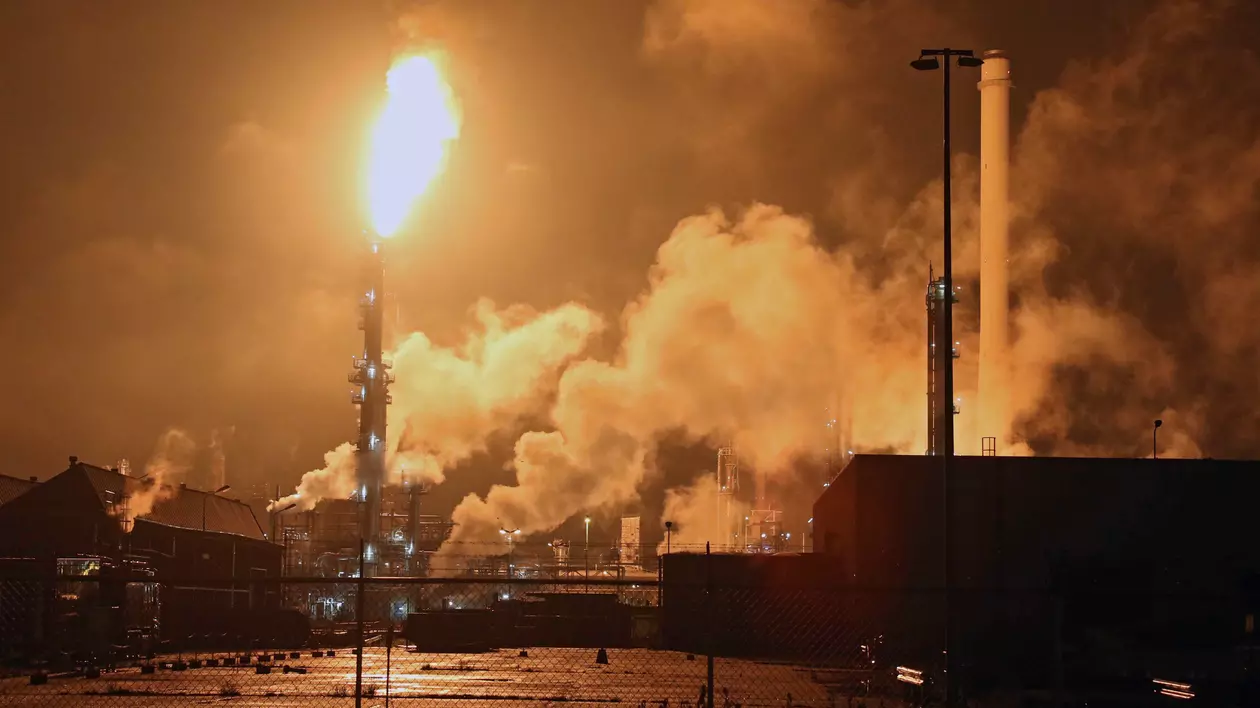 Incendiu puternic la cea mai mare rafinărie din Europa | FOTO