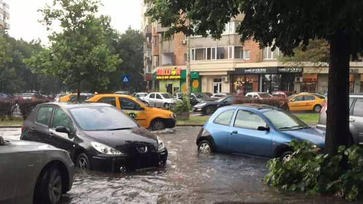 FOTO&VIDEO/ Inundații în București după ploile torențiale de luni. Pompierii au acționat în 64 de cazuri