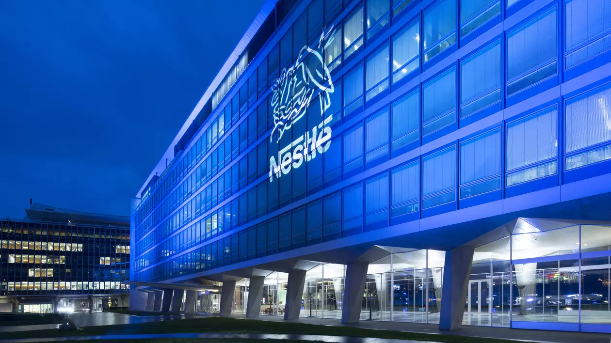 Gigantul elveían Nestle este acuzat că a vândut apă de la robinet drept apă minerală ”de fițe”