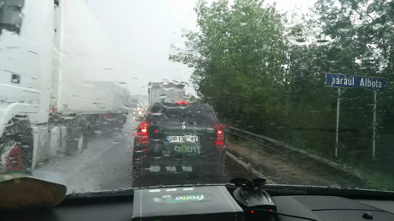 După caniculă, temperaturile scad brusc și vin averse cu grindină