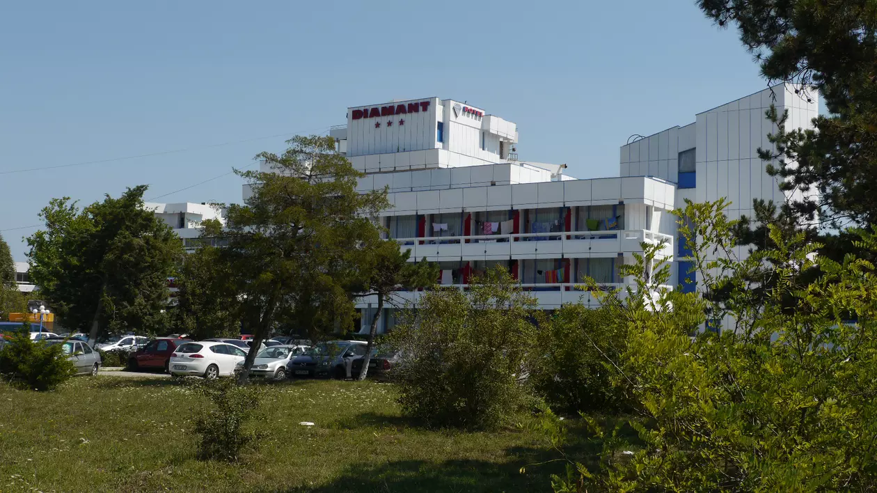 EXCLUSIV / Stațiunile românești de pe Litoral, frumoase doar în cărțile poștale de acum 30 de ani. De la dusul gunoiului la cursa „horror” cu trenulețul