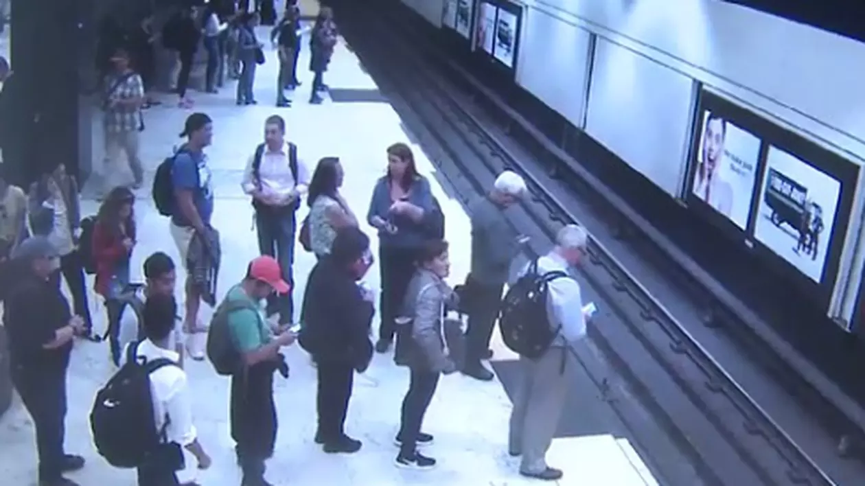 VIDEO | Un bărbat a sărit pe șinele de metrou, iar oamenii din jur au intervenit imediat