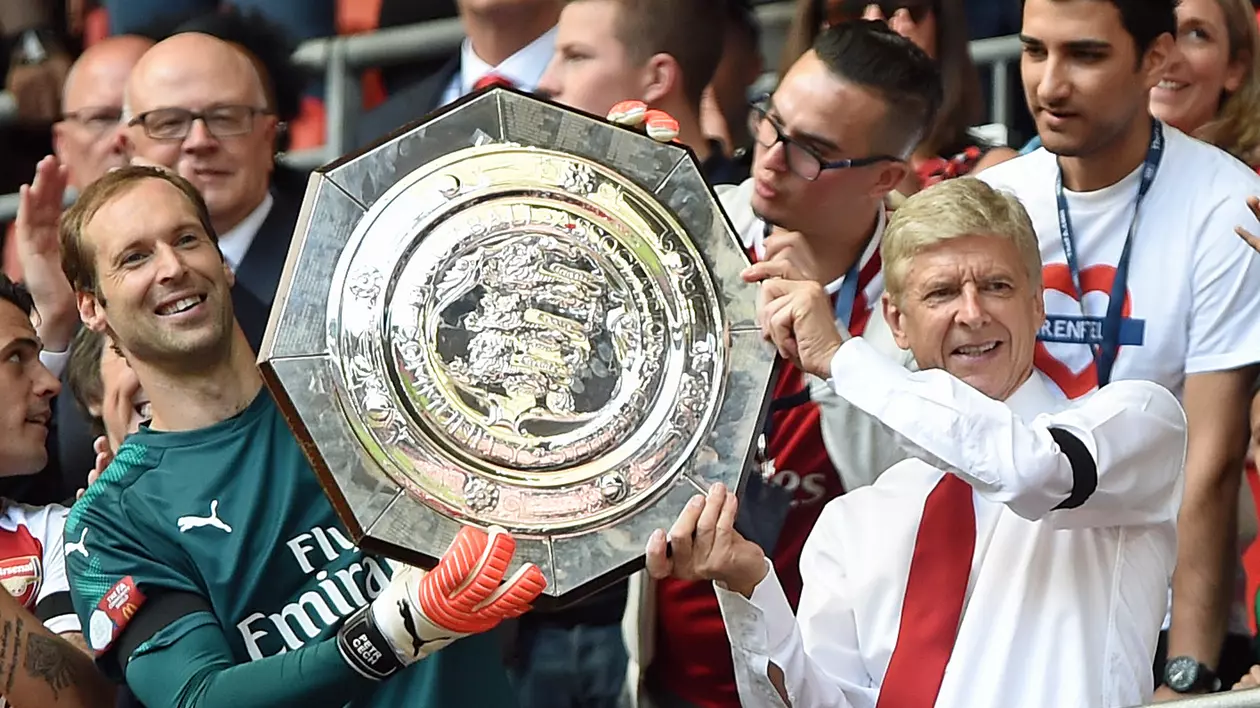 Petr Cech (stânga) și Arsene Wenger, portarul și managerul lui Arsenal, cu trofeul acordat câștigătoarei Supercupei Angliei. (FOTO: EPA)
