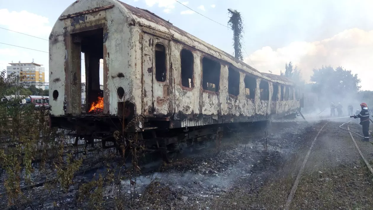 Un incendiu a izbucnit, vineri într-un vagon dezafectat din zona Gării Basarab din Capitală. Flăcările au cuprins tot vagonul, dar nu sunt victime.