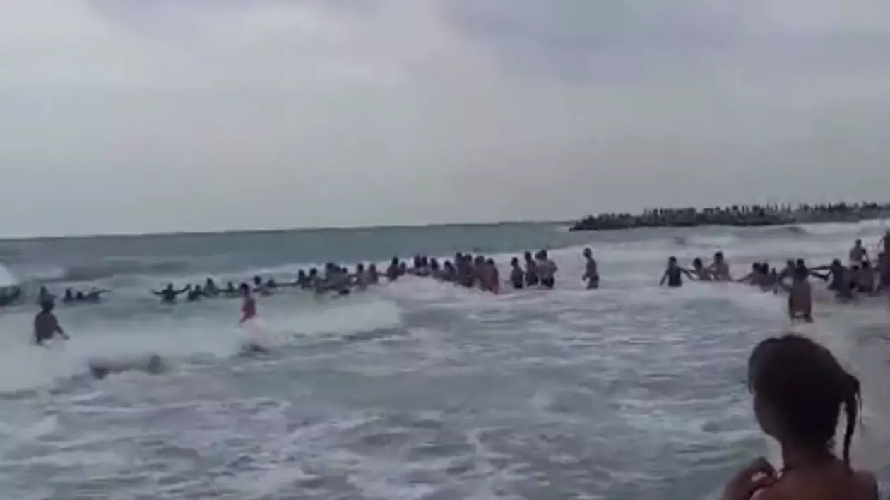VIDEO/ Lanț uman la Eforie Nord, pentru salvarea a două surori de la înec. Declarațiile salvamarului care a intervenit