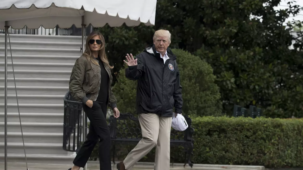 FOTO| Fashion Police: Melania Trump a mers încălțată cu pantofi stiletto la inundații în Texas