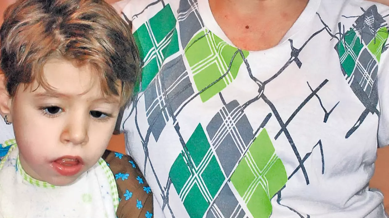Transplantul de celule stem, singura şansă a Mihaelei! Are 14 ani, dar nu poate vorbi şi nu poate face nimic din tot ce fac ceilalţi copilaşi de vârsta ei