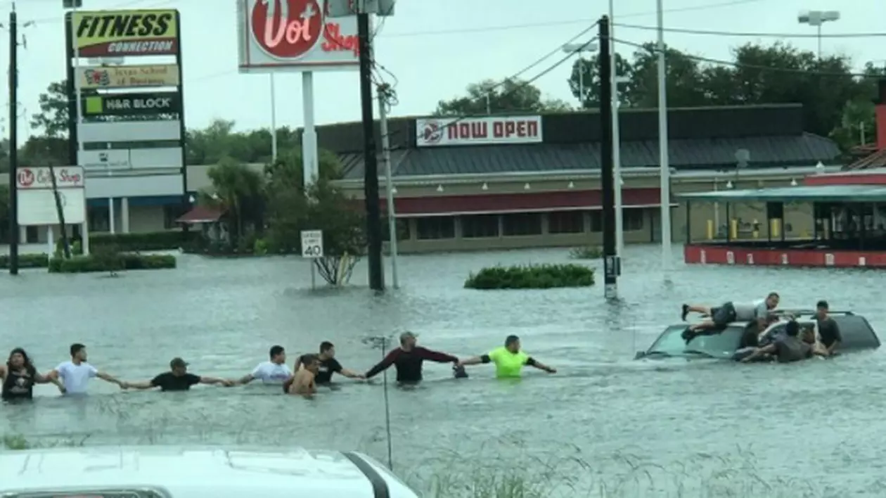 Clipe dramatice în orașul Houston, aflat sub ape. Oamenii au format un lanț uman pentru a salva un om blocat în mașina sa | VIDEO