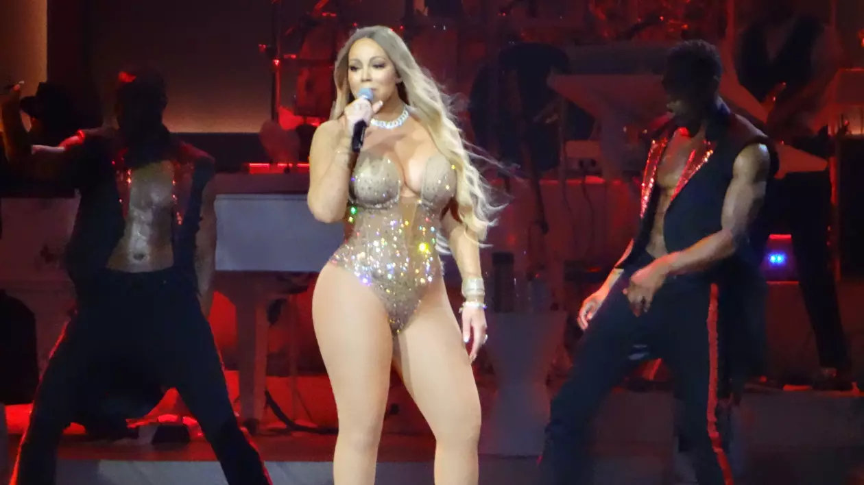 Mariah Carey este acuzată că "s-a micșorat" cu Photoshop. "Ori îți accepți trupul, ori mergi la sală"