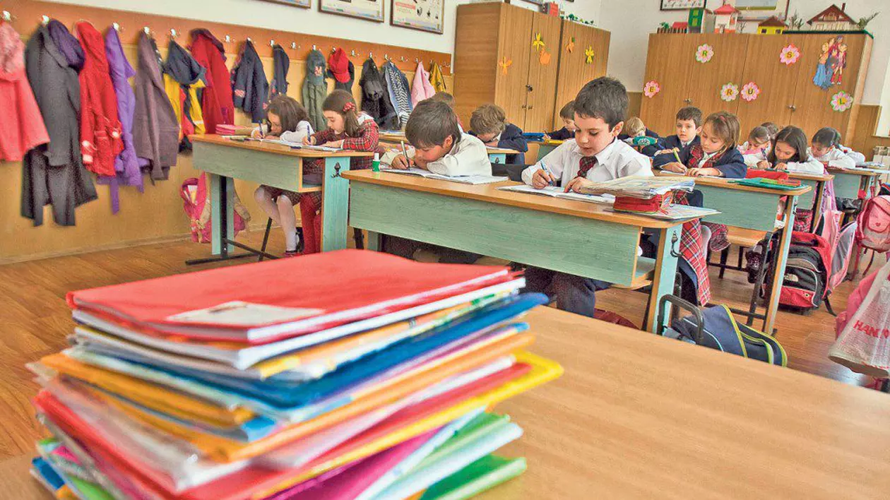 Cum prevenim absenteismul de la ore și abandonul școlar? Psihologul ne explică importanța programelor de educare a părinților